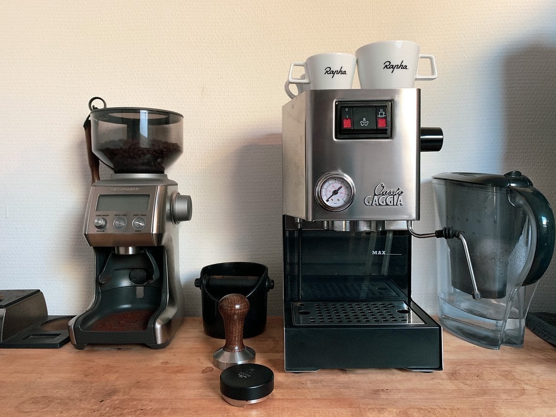 Micha kocht seinen Espresso mit einem Gaggia Classic-Siebträger