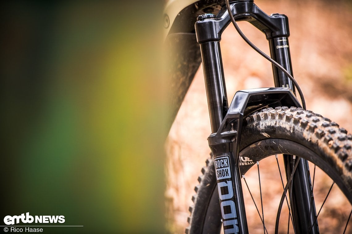 Das Casting mit der kantig designten Gabelbrücke spricht eine moderne – für RockShox typische – Formensprache.