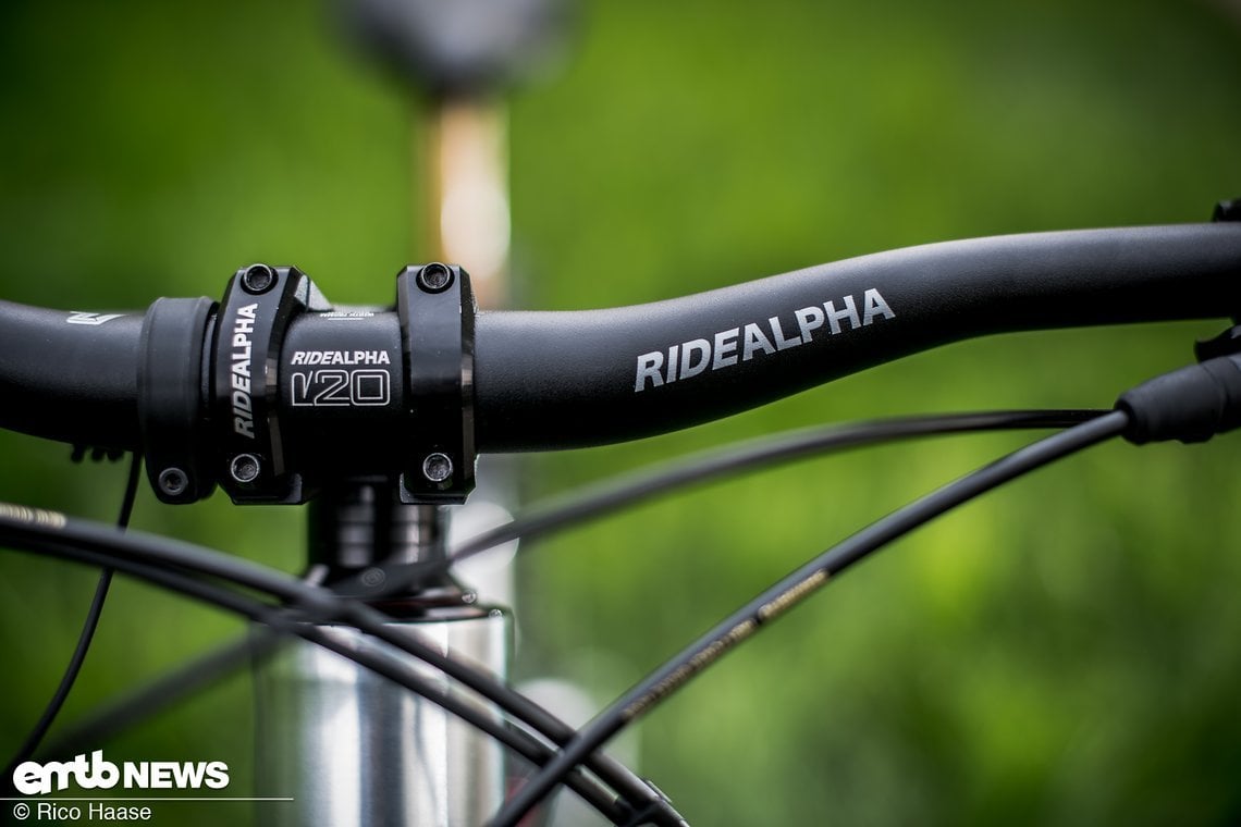 Beim Cockpit verbaut Commencal Produkte von Ride Alpha