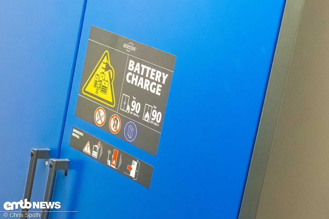 Akku-Lagerung ist kein Spaß und rechtlich reguliert – Giant muss hier entsprechend brandsichere Schränke für die Akkus bereithalten.