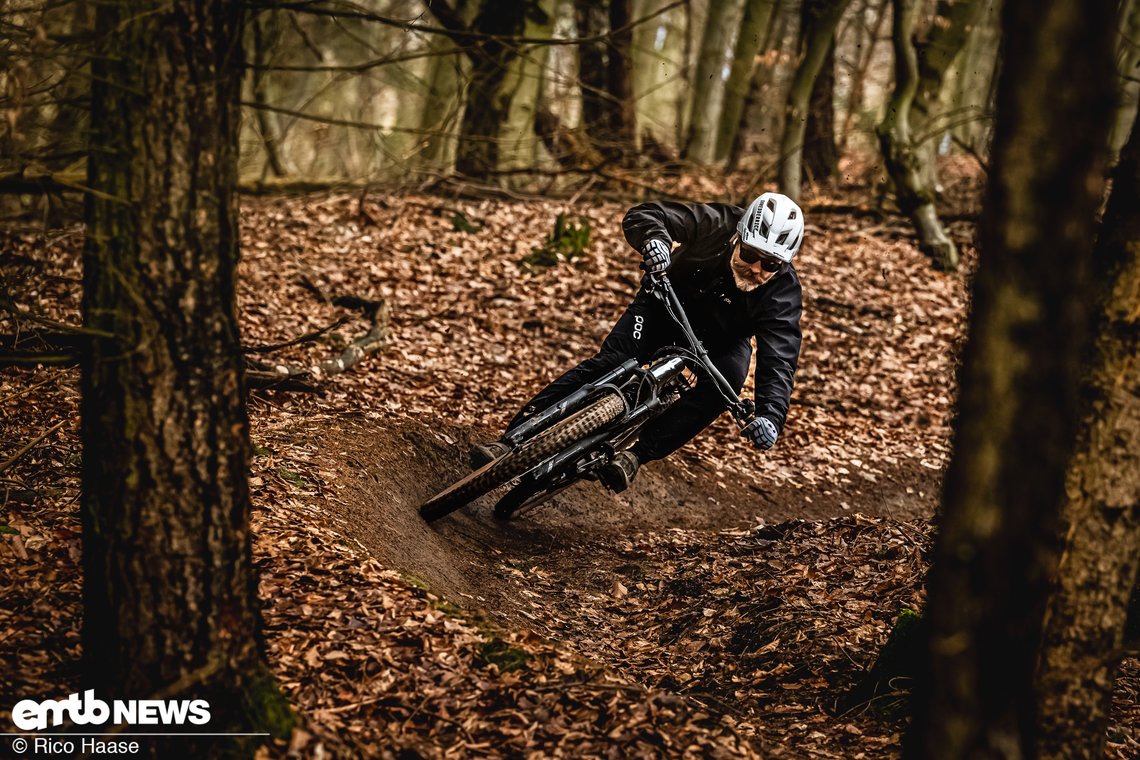 Kurven lassen sich mit dem gut ausbalancierten Bike schnell und flüssig fahren.