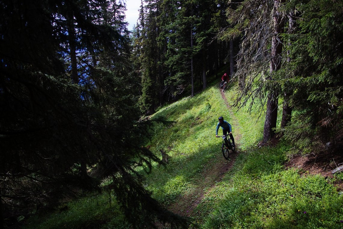 Die Tour führte über schmale Singletrails, vorbei ...