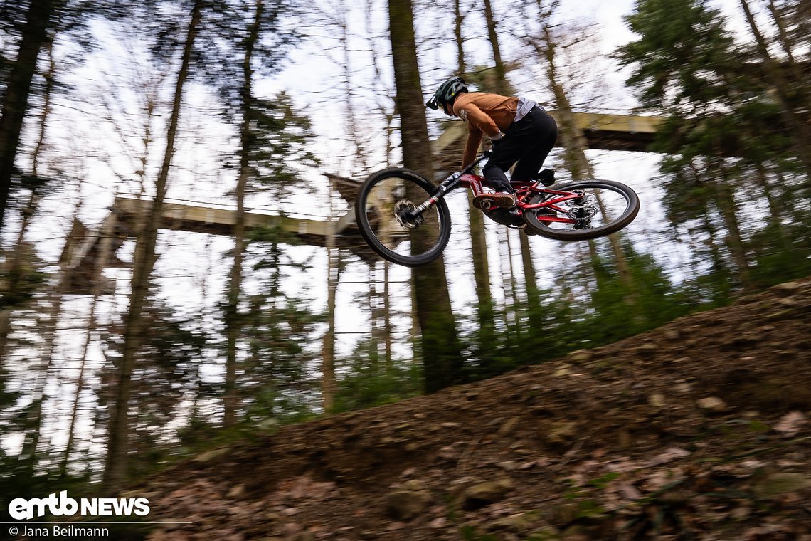 Auch grobe Landungen nach Drops und Doubles steckt das E-Enduro problemlos weg.