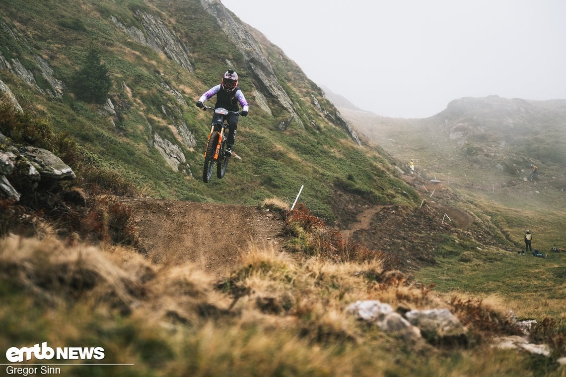 Die Strecke verlief auf schmalen Trails, die mit diversen Jumps gespickt waren.