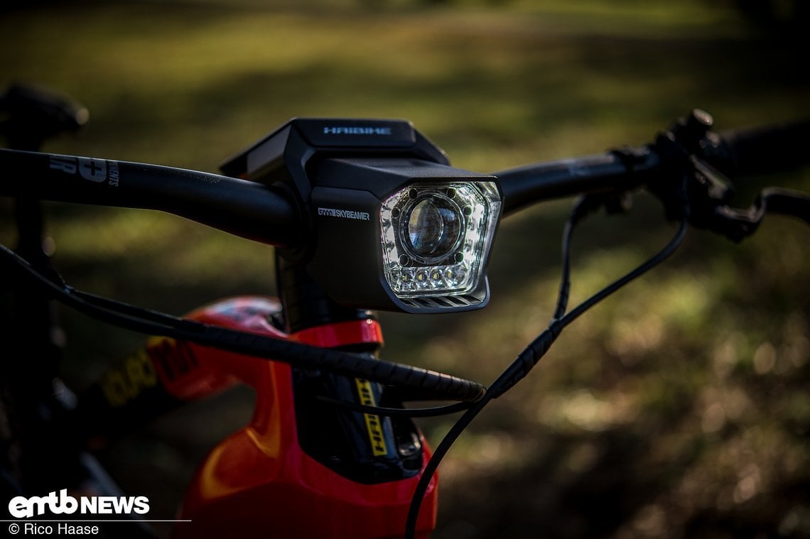 Haibike verbaut bei diesem E-MTB serienmäßig den 5000 Lumen hellen Skybeamer