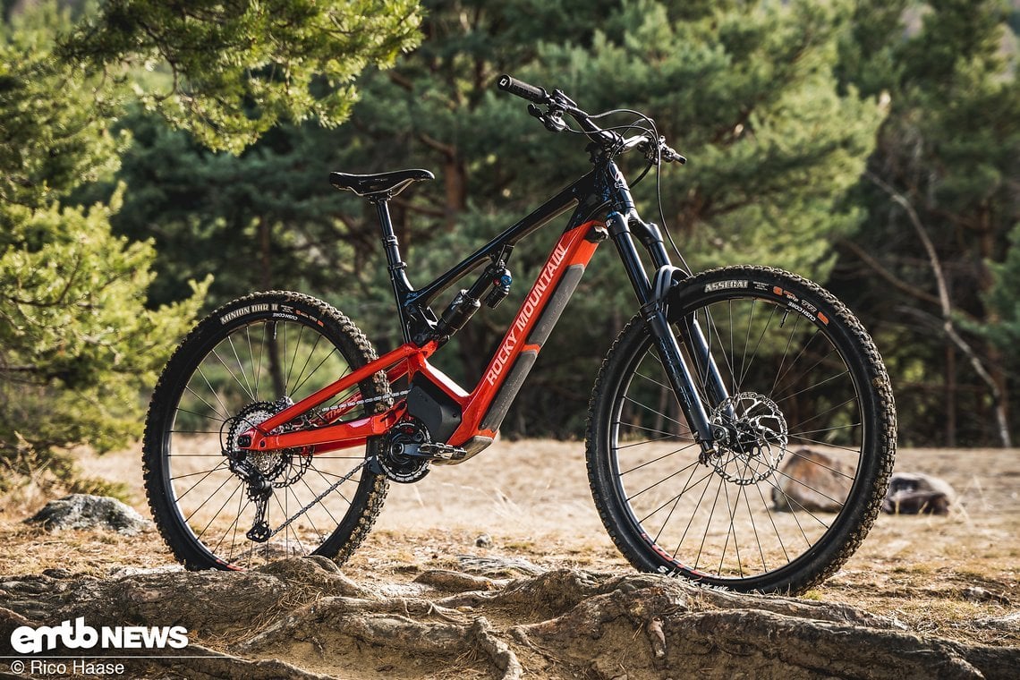 „Der Gerät!“ Das Rocky Mountain Altitude Powerplay C70 rollt auf 29er-Laufrädern und wiegt mit großen 720-Wh-Akku knapp über 24 Kilogramm.