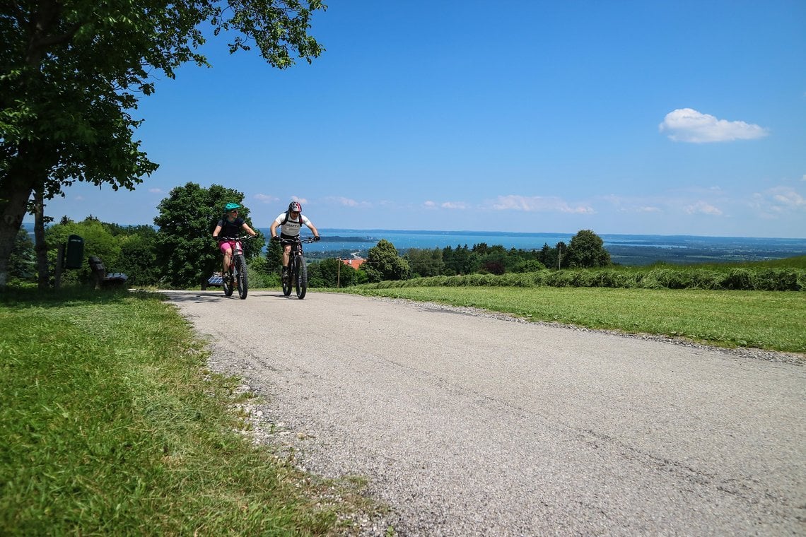 Immer wieder der Chiemsee im Rücken verschönert den langen Anstieg zur Kampenwand, hier an der Seiseralm