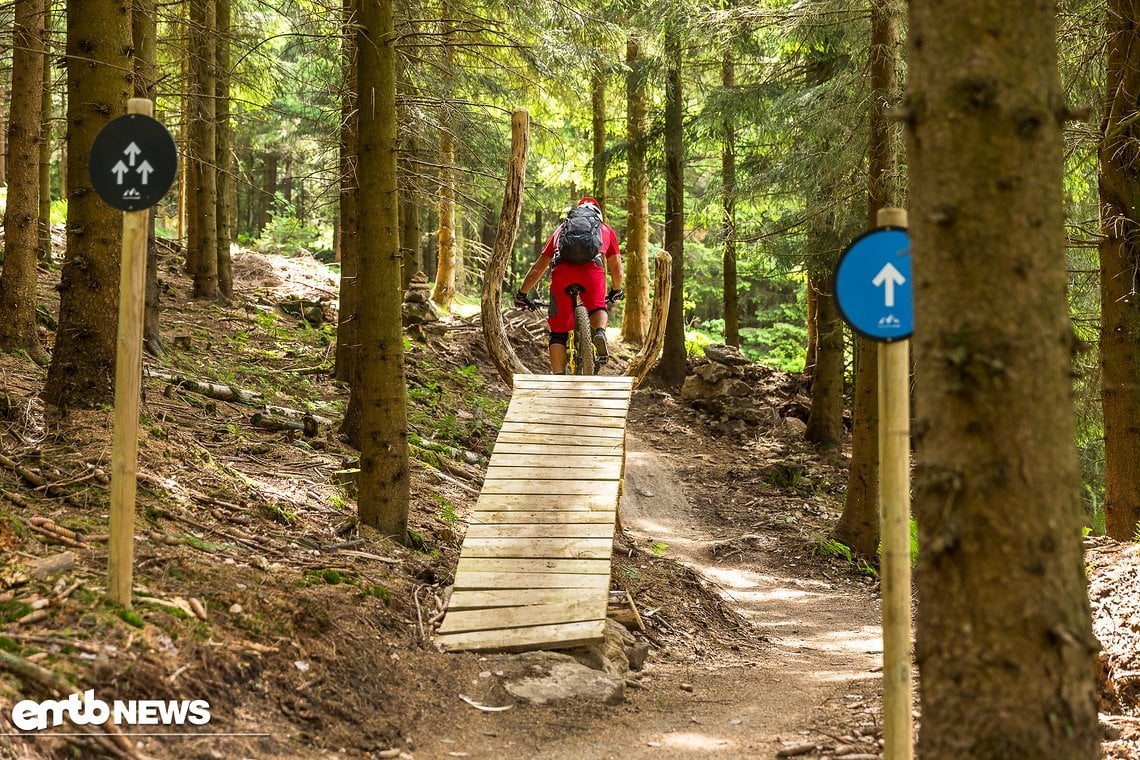 Rechts die blaue Piste, links das Hindernis, die schwarze Piste