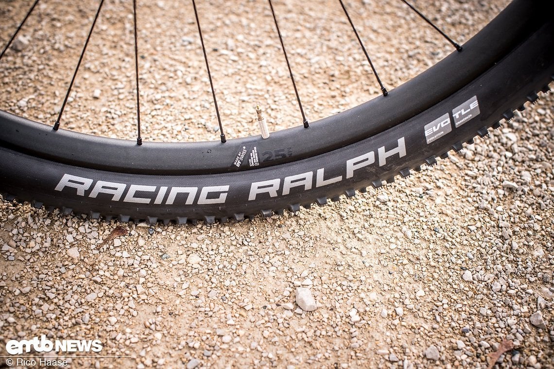 Am Cross-Country E-Hardtail der ideale Reifen: Schwalbe Racing Ralph.