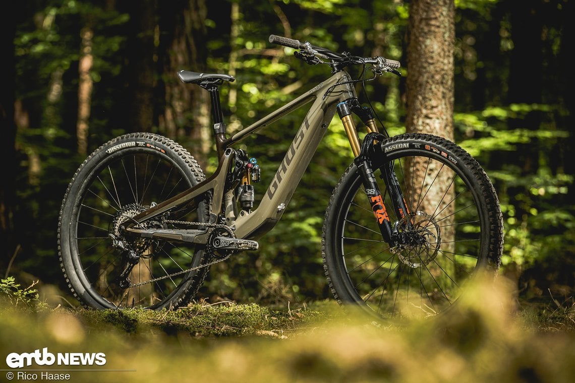 Mit dem Ghost Path Riot hat der Hersteller aus der Oberpfalz ein sehr potentes Light-E-MTB im Portfolio, welches über 140 mm Federweg am Heck verfügt.