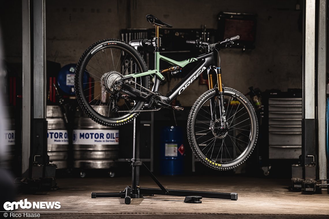 Mit einem Light-E-MTB wie dem Orbea Rise hat der Topeak Prepstand eUP Pro gar keine Probleme.