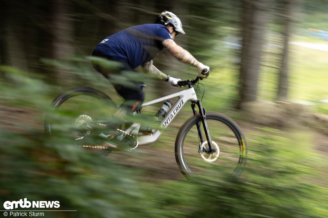 Auf dem Trail fährt sich das Santa Cruz Heckler SL einfach himmlisch! Die Geo passt, der VPP-Hinterbau ebnet alles ein und der Fazua-Motor schiebt – bei Bedarf – mit einer kraftvollen Unterstützung.