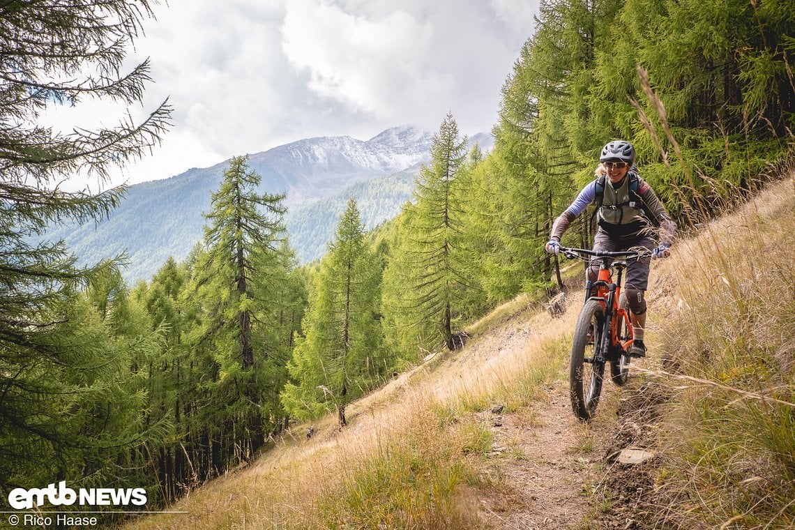 Der handtuchbreite Trail zaubert uns ein Grinsen ins Gesicht