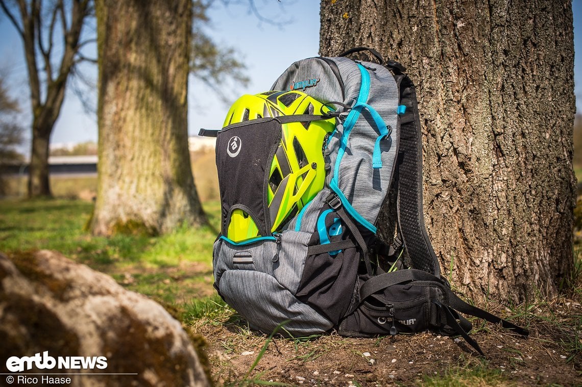 wer mal einen Helm außen am Rucksack befestigen muss, der kann dies mit dem flexiblen Stoff einfach bewerkstelligen