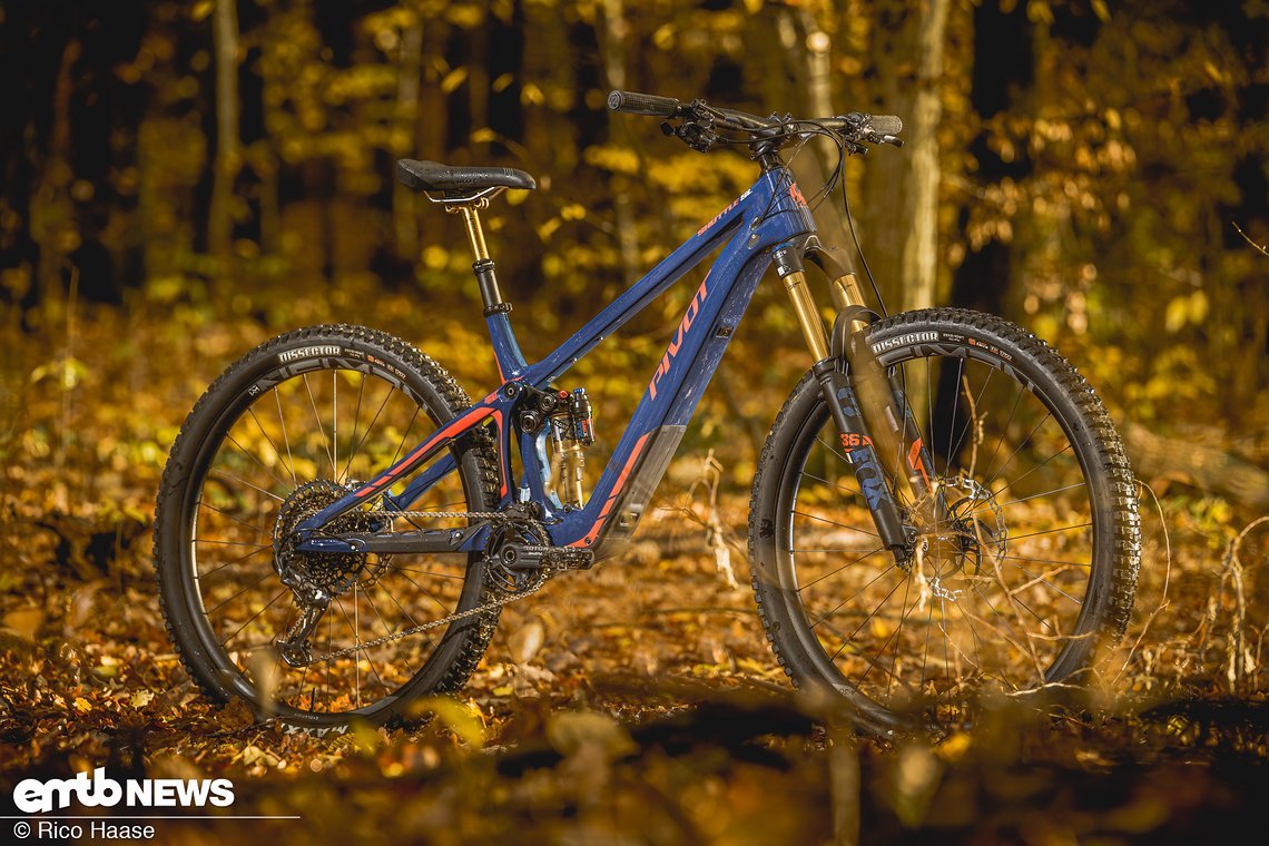 Mit dem Pivot Shuttle SL Pro hat die US-amerikanische Kultmarke ein leichtes E-Trailbike mit schlankem Carbonrahmen und 150/132-mm-Fahrwerk im Programm.