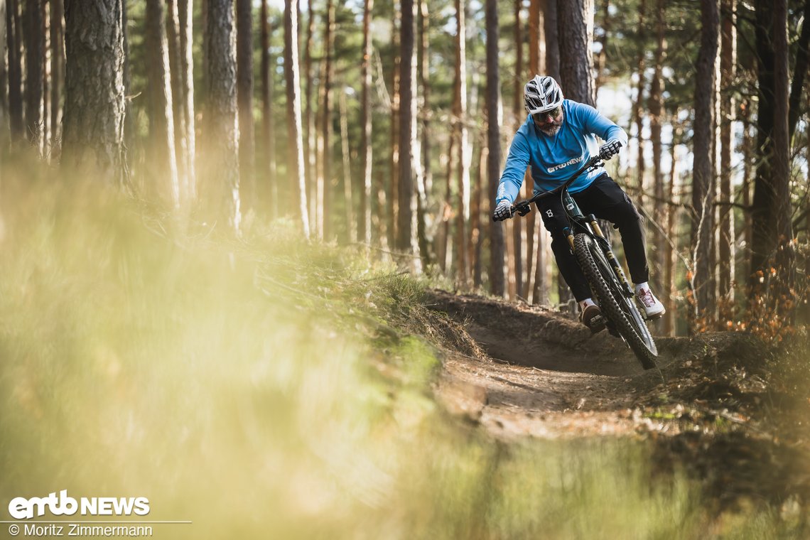 ... mit potentem Fox Factory-Fahrwerk und grippstarken Reifen.