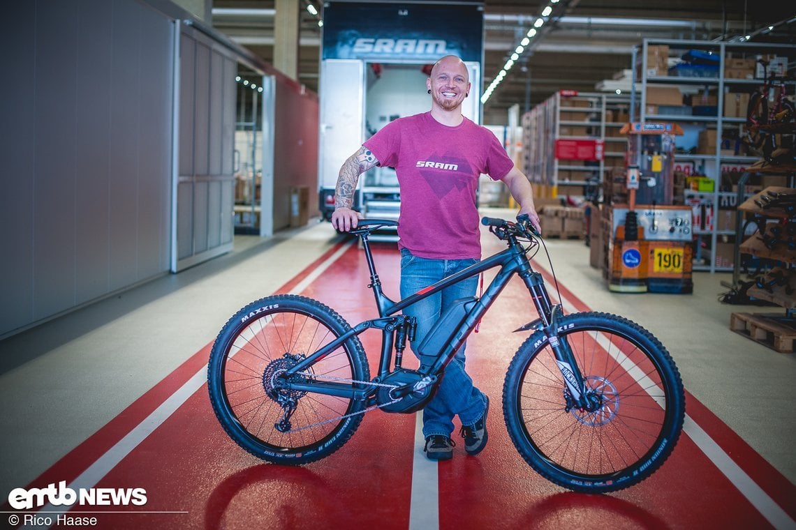 Stolz präsentiert uns Carsten sein Trek Powerfly LT9+