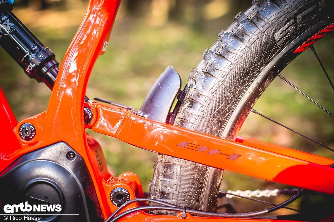 Auch bei diesem Modell verbaut BH Bikes den kleinen Fender am Hinterrad, der den Dämpfer und die Anlenkung vor Dreckbeschuss schützt.