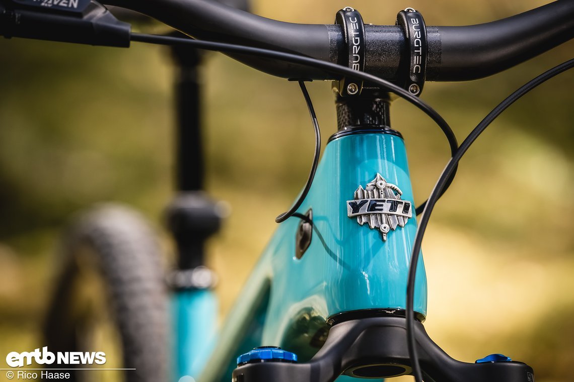 Das cleane Cockpit wird durch Yetis neuen Lenker mit interner Kabelführung für die Motor-Remote-Kabel zusätzlich gestützt.