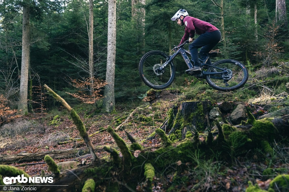 In der Luft fühlt sich das E-Bike dank des geringen Gewichts sehr handlich an ...