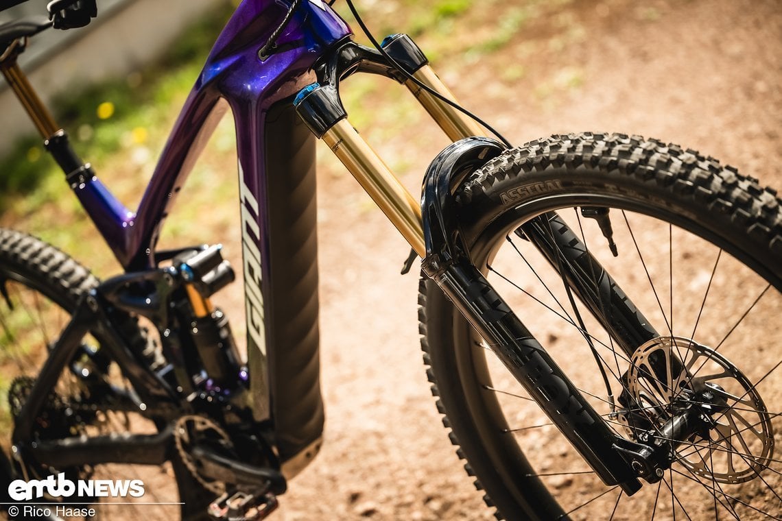 An der Front sorgt eine Fox 38 Factory mit Grip X2-Kartusche und 180 mm Federweg für Komfort und Traktion.