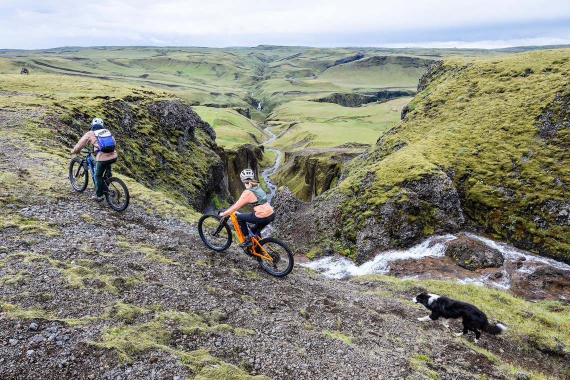 Die Trails in Island? Wild. Schmal. Und manchmal fragt man sich, ob man noch auf einem Trail unterwegs ist oder schon mitten durch einen Fluss fährt.