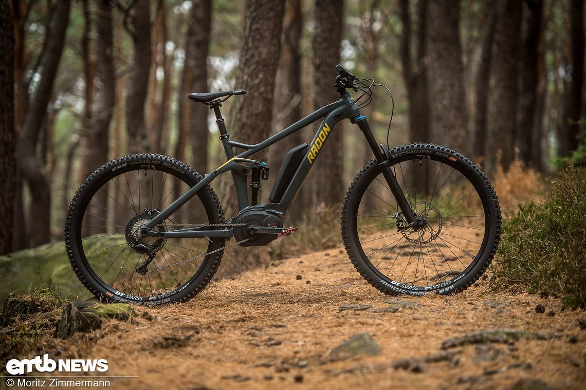 Das neue Radon Swoop Hybrid ist ein waschechtes E-Enduro und dank 170/165 mm Federweg und 29" Laufräder für alles, was der Trail bereit hält, gewappnet