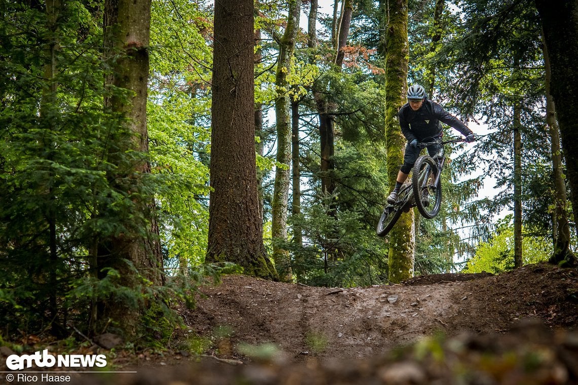 Sebastian hat sichtlich Spaß auf den Trails und sammelt reichlich Airtime auf der Abfahrt