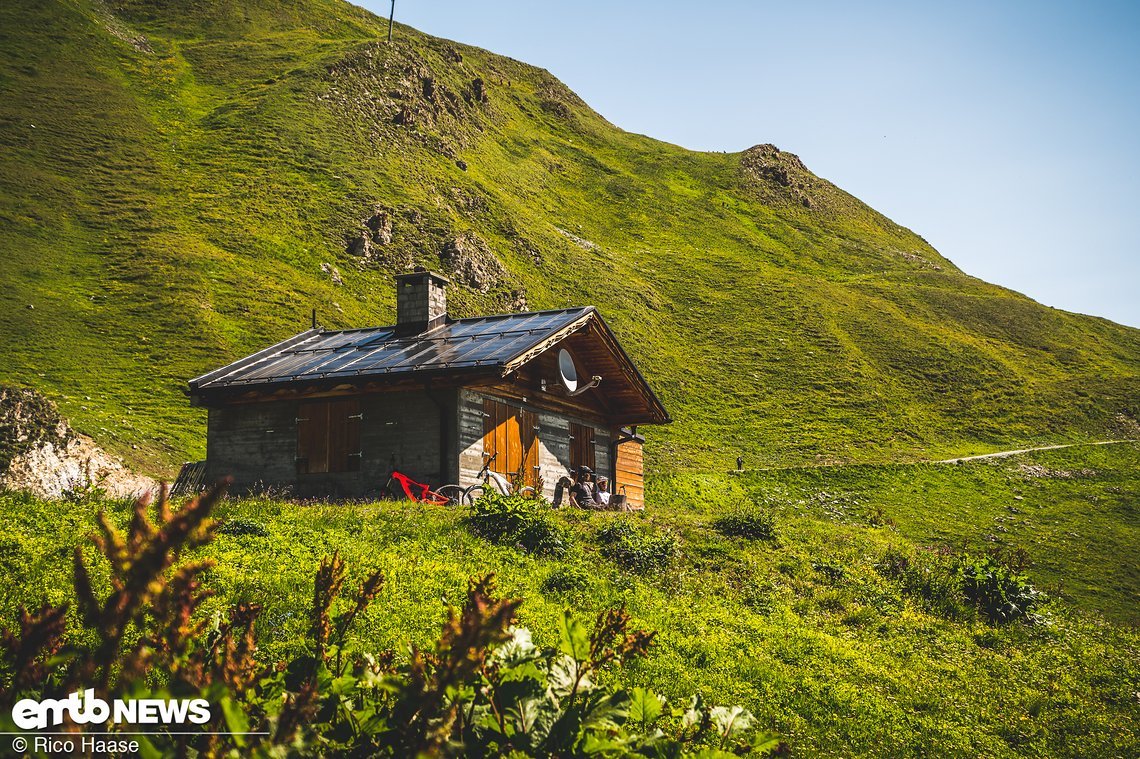 Kurz hinter dieser Almhütte biegen wir auf einen schmalen Trail ab