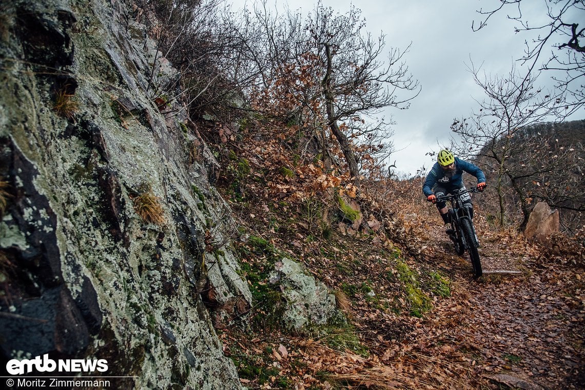 Rutschiges, nasses Laub machen dank der Maxxis-Reifen richtig Spaß.