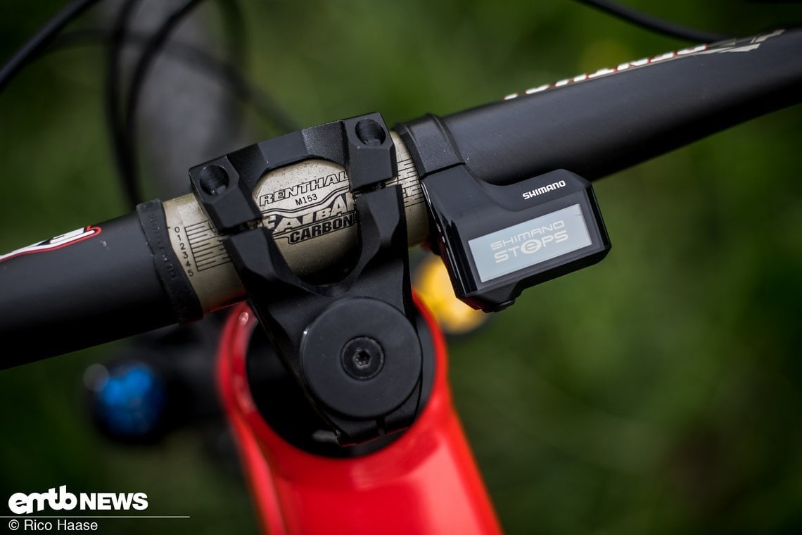 Das einfache und kontrastreiche Shimano SC-E 7000 Schwarz-Weiß-Display dient als Anzeigeinstrument für Fahrdaten.