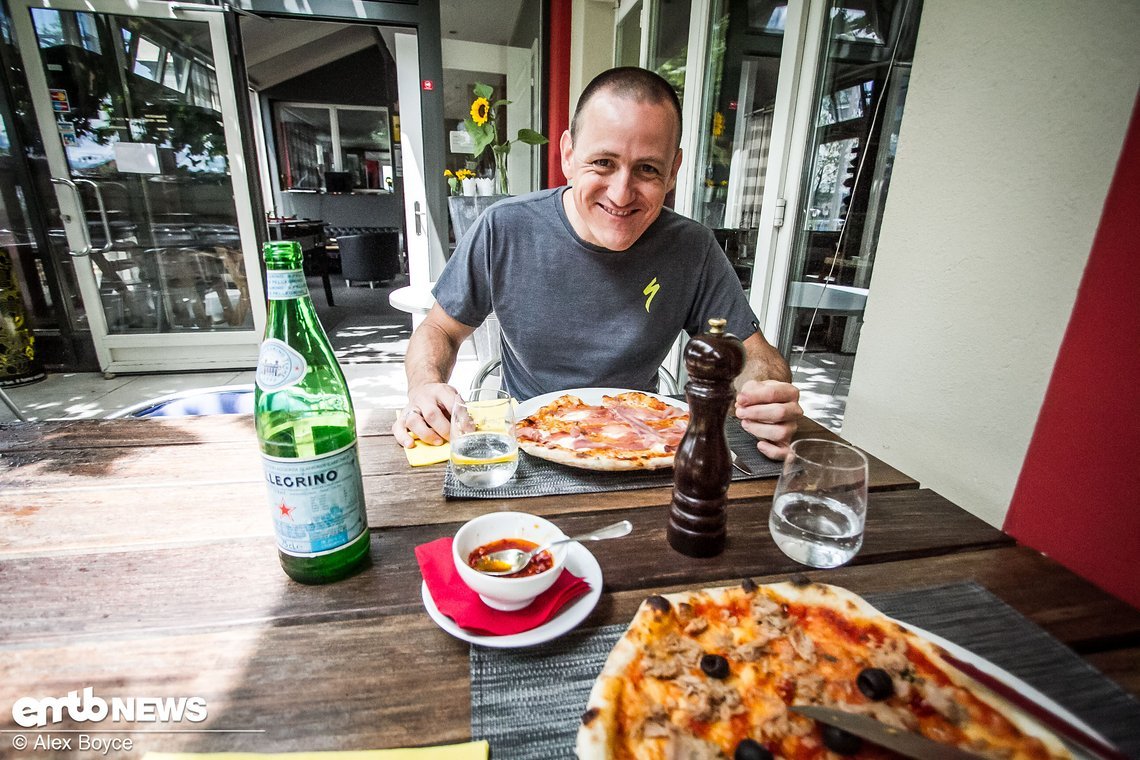 Zum Mittag gab es Pizza unter der Veranda.