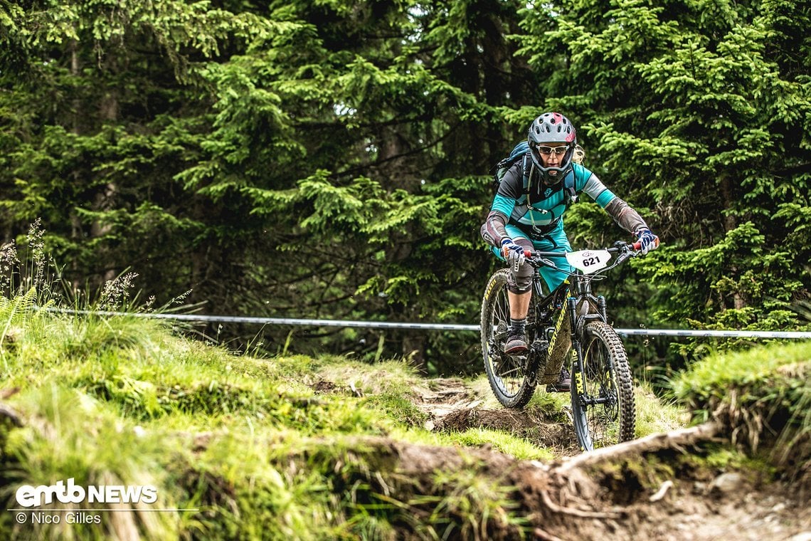 Sabike, schnellste E-Bikerin im Feld, findet die richtige Linie