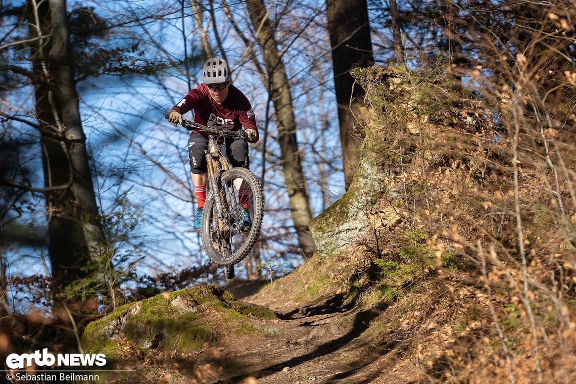 Kleine Flugeinlagen über natürliche Trail-Obstacles.