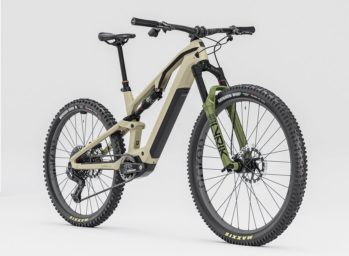 Schlanke Linie, gerade Kanten: Das Ryvon fügt sich gut in die Riege moderner Light-E-MTB – nicht zuletzt hilft hier der kompakt untergebrachte neue Bosch SX.