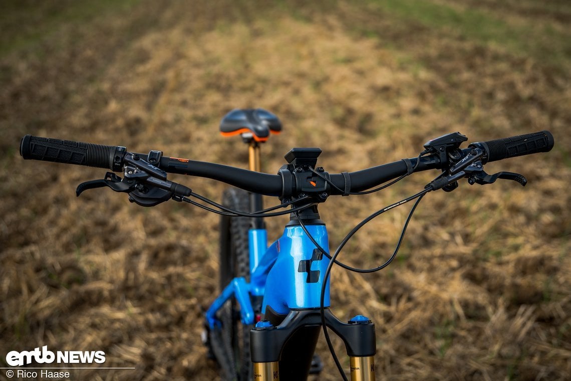 Das Cockpit ist mit einem hochwertigen ...