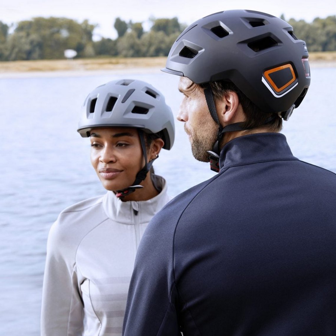 Fancy! Der LED-E-Bike Helm von ALDI Nord hat eine Rückleuchte und Blinker …