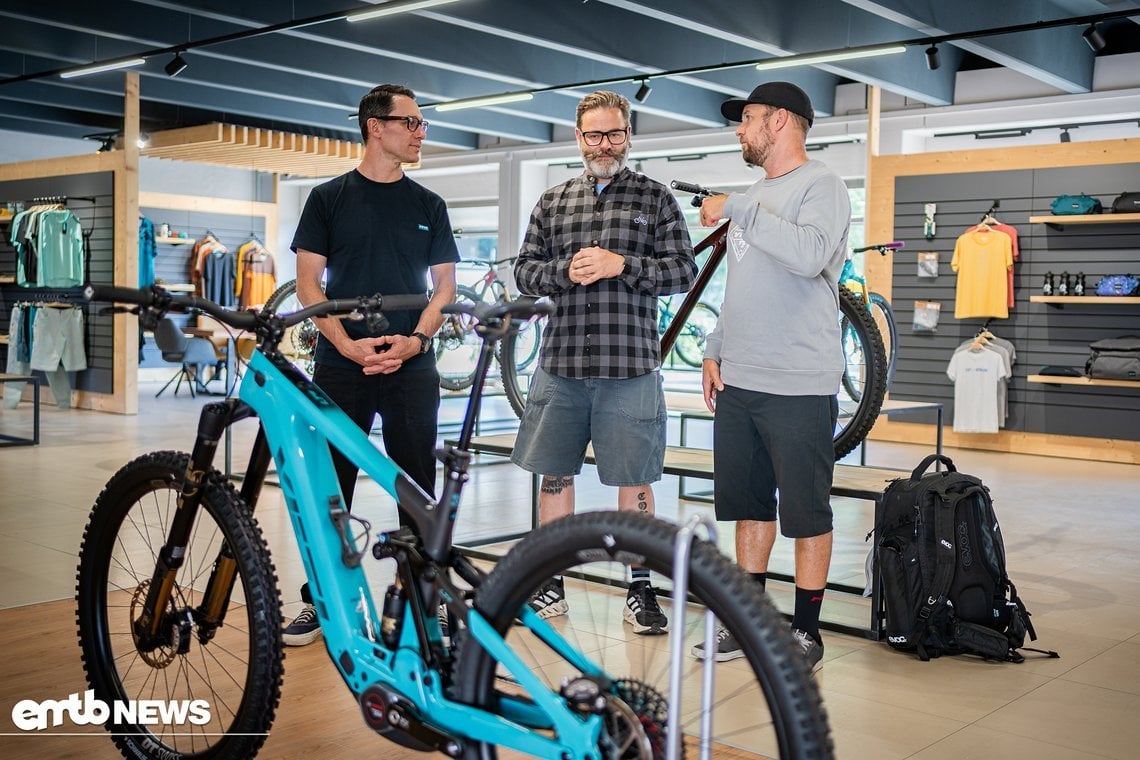 Gerade auf Deutschlandtour: Garrett Davis, Marketingdirektor bei Yeti und schneller Fahrer, der mir hier gemeinsam mit Flo von Yeti das neue LTe vorstellt.
