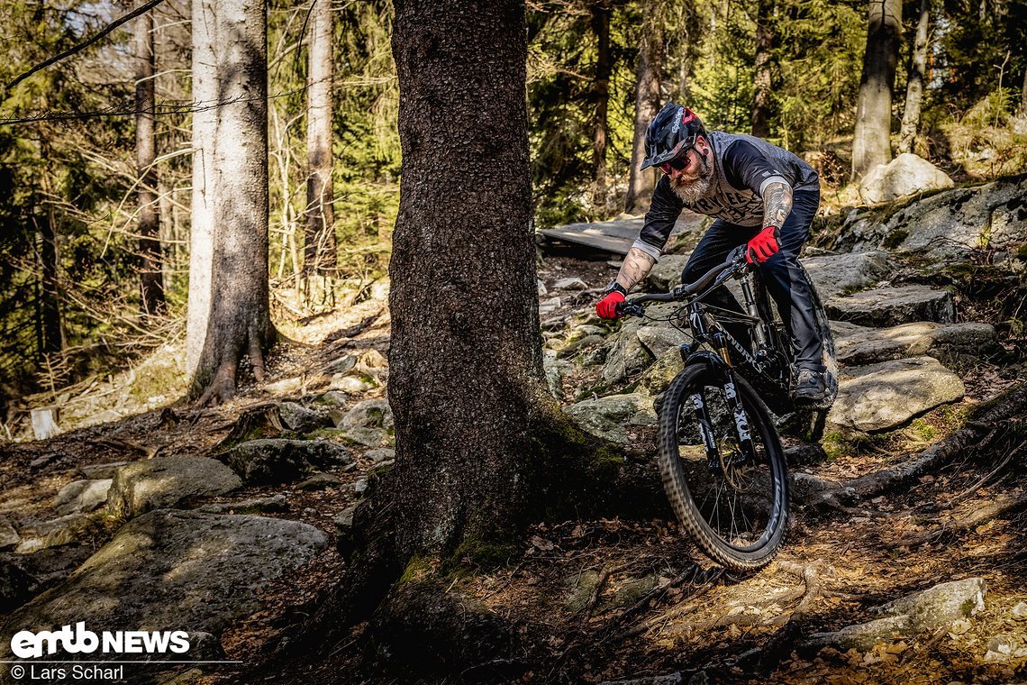 Schnelle Kurven meistert das agile Kenevo SL auf dem Trail ...