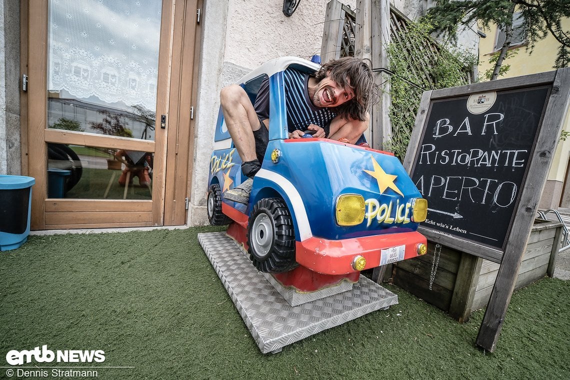 Gregor und ich hatten die Wette laufen, ob er in dieses Auto passt oder nicht. Wie man sieht, hab ich die Wette verloren. Mister Flexible!