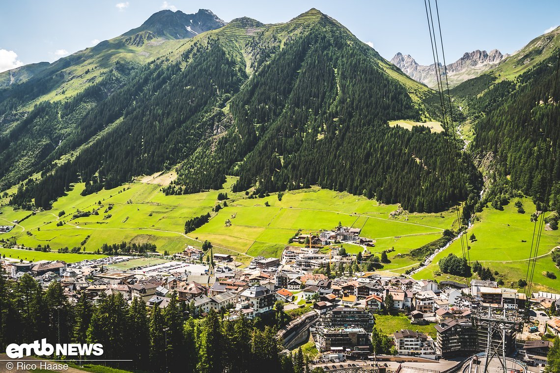 Am Ende des Tages blicken wir hinunter auf Ischgl, sind happy und cruisen die letzten Tiefenmeter entspannt nach unten