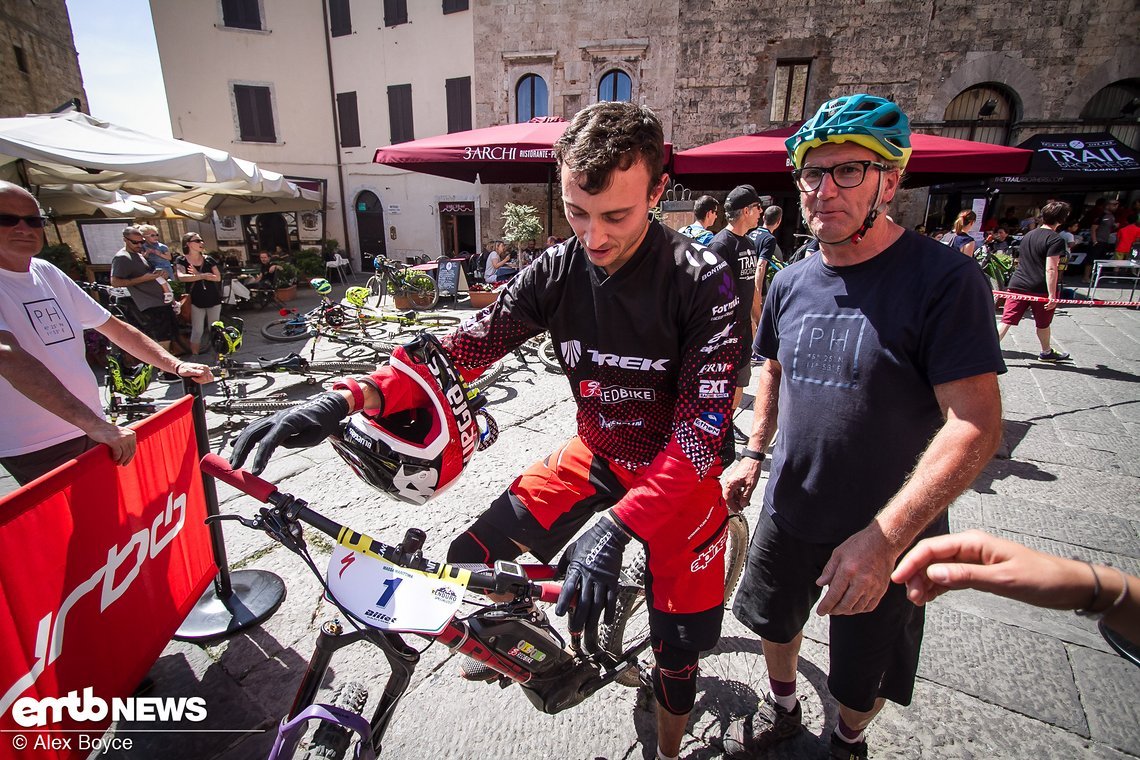 Vittorio Gambirasio überquerte die Ziellinie als Erster und gewann die Zweite Runde der Serie. Er ist der amtierende italienische Enduro-Champion und antwortete auf die Frage, wie er E-Enduro-Rennen fand, nur mit: „Hart …“