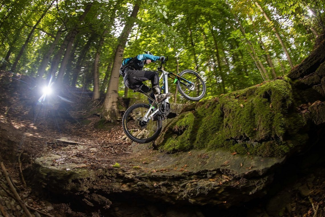 Willst du auf nassen Steinen schnell sein, musst du auch auf nassen Steinen trainieren. Ab durchs Bachbett mit dem Nicolai G1-Eboxx mit Rohloff & Gates!