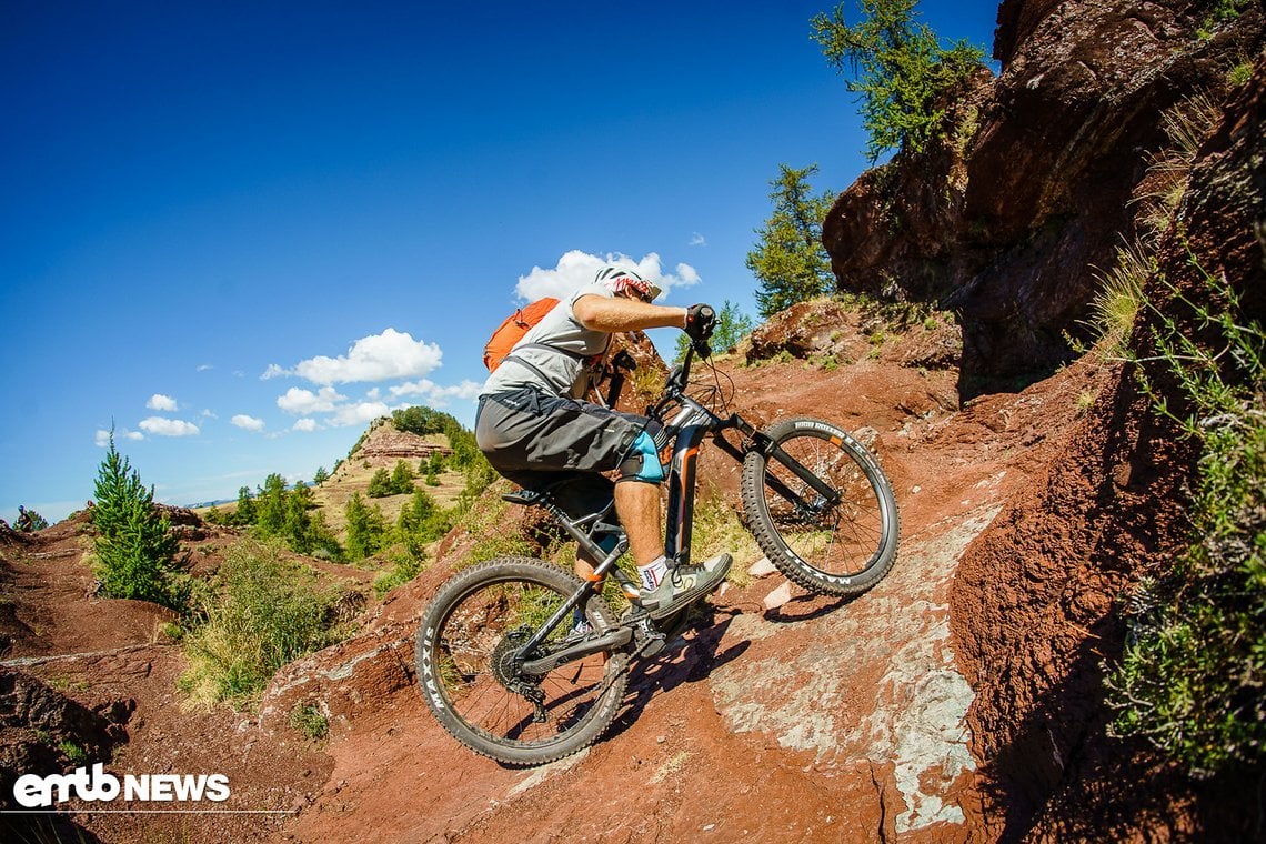 Den Trail hoch hämmern und rohe Power des Motors nutzen.