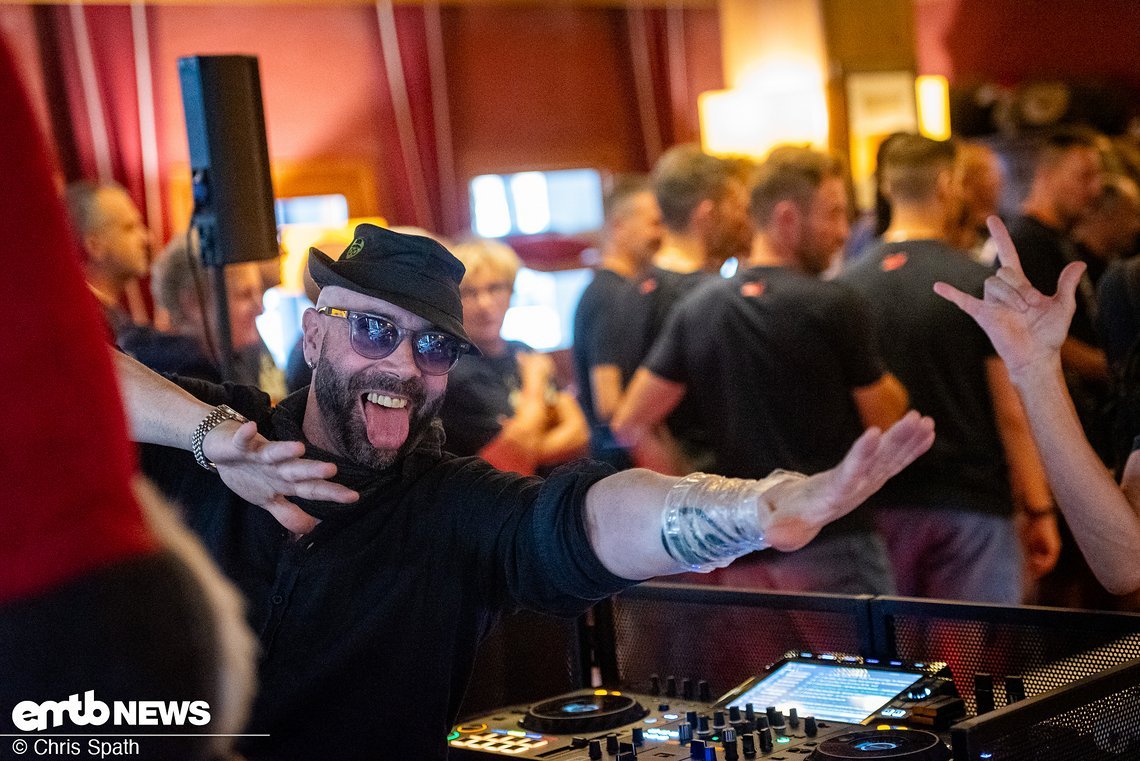 … natürlich eine fette Party mit allen Gästen!