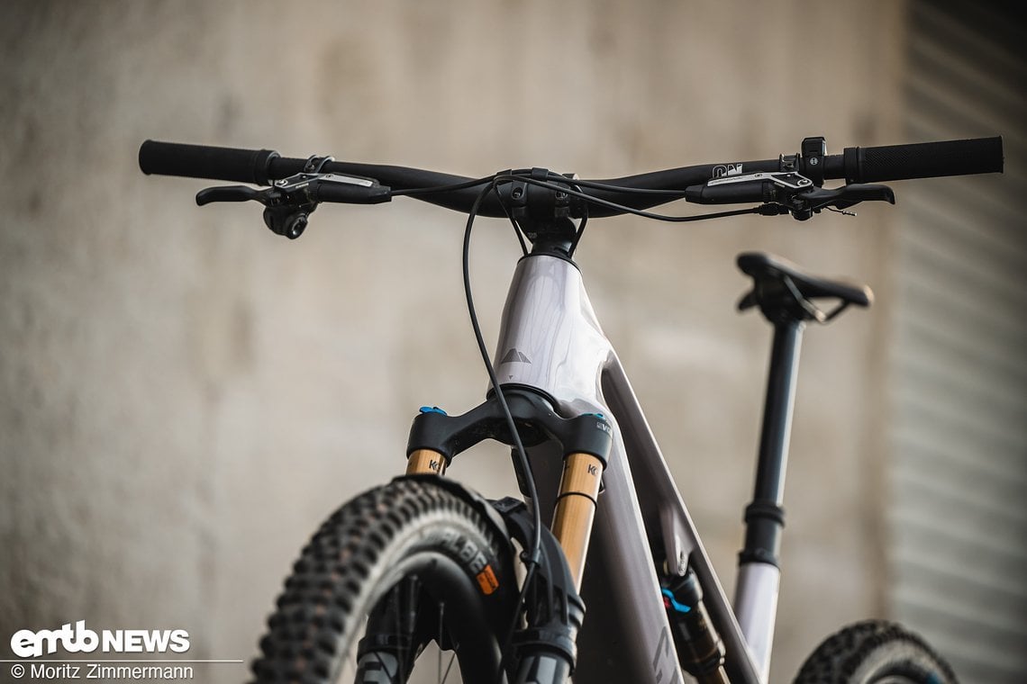 Am Canyon-Cockpit sind SRAM Code Stealth Bremsen montiert.