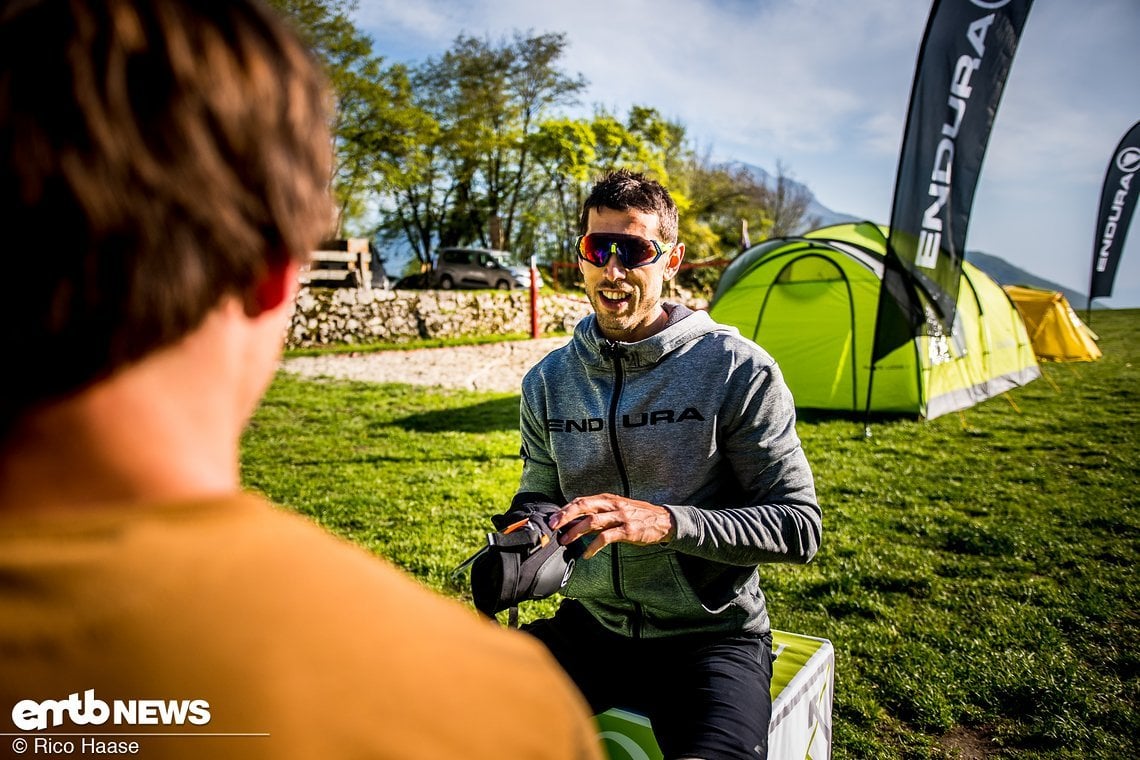 Downhill Worlcup Fahrer Gee Atherton war bei der Entwicklung des Knieschoners beteiligt.