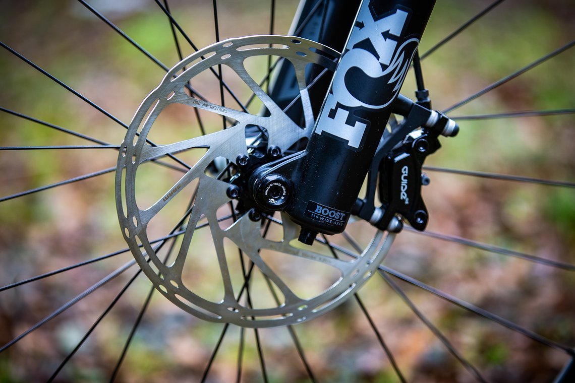 Standfeste SRAM Guide-Bremsen mit 200 mm großen Bremsscheiben sorgen für die passende Verzögerung