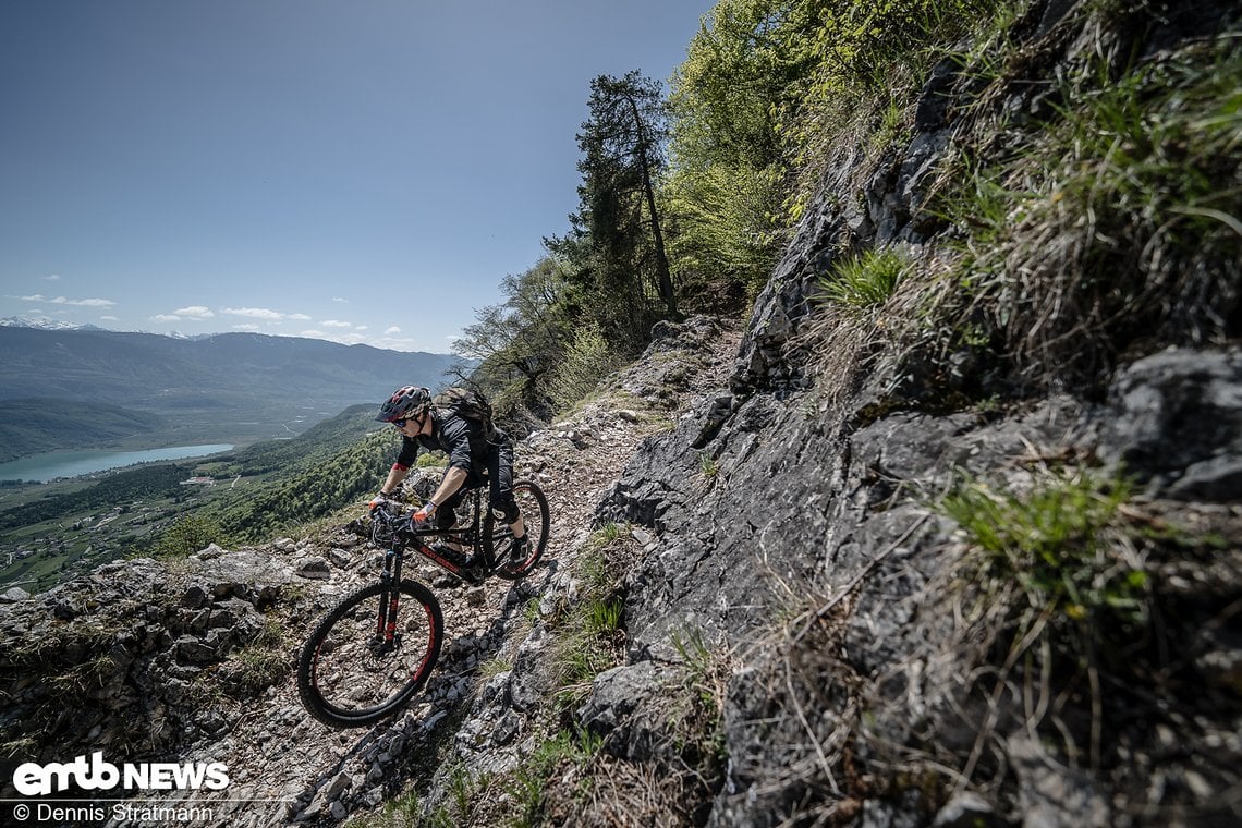 Mit grandioser Aussicht und bei Kaiserwetter lassen sich auch Anstiege ertragen, vor allem, wenn es danach derart sonnige Trails hinunter geht