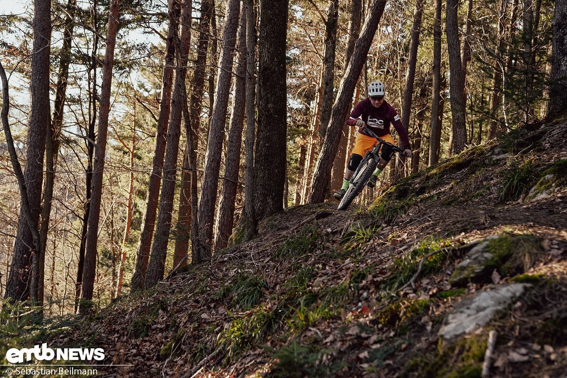 Flink um die Ecke, mit Canyons E-Trailbike geht es trotz des Gewichts von etwas über 24 kg durchaus agil zu.